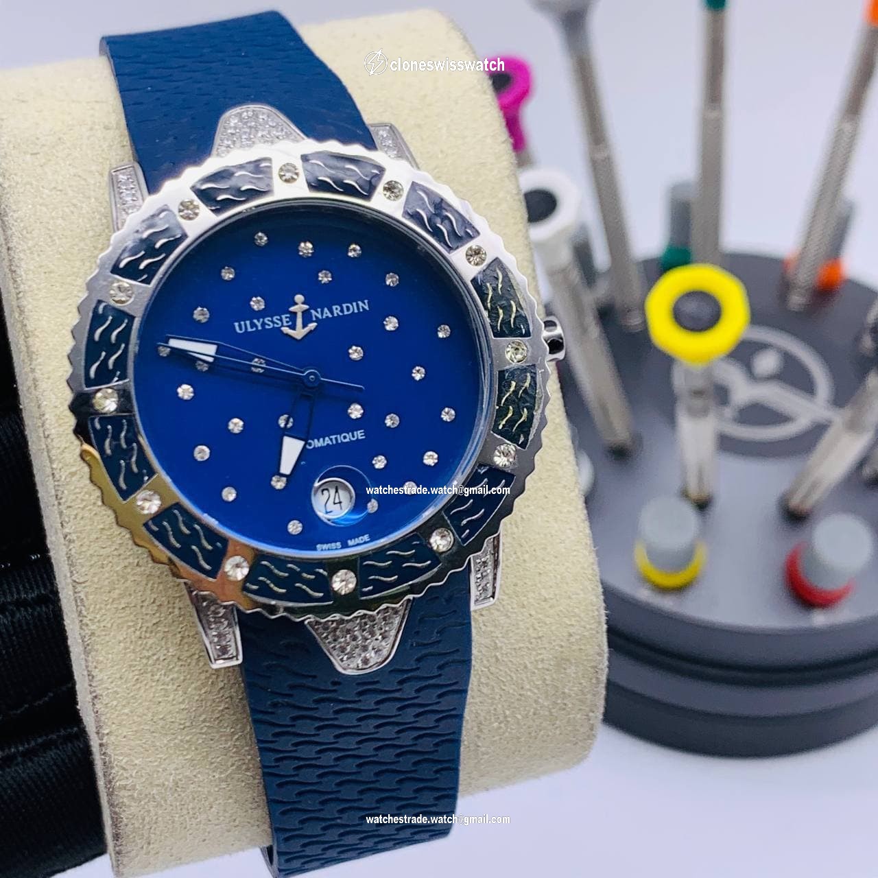 UN Diamond Blue Dial Case Silver Rubber Strap UN Diamond Blue Dial Case Silver Rubber Strap