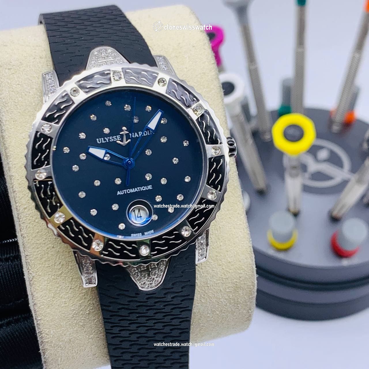 UN Diamond Black Dial Case Silver Rubber Strap UN Diamond Black Dial Case Silver Rubber Strap